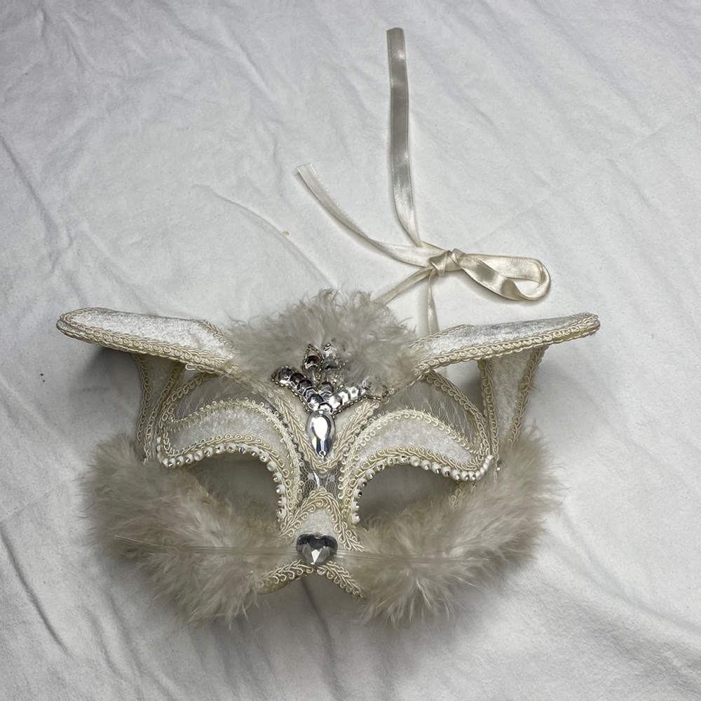 Cat (eye) mask with tail
